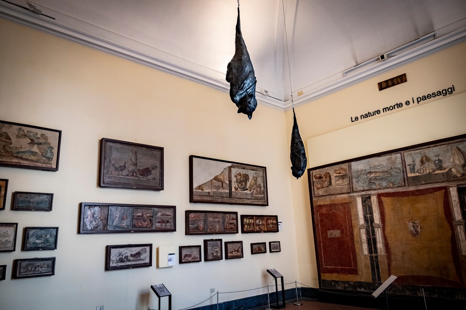 napoli_mann_sculture-pipistrello-di-ryan-mendoza_foto-valentina-cosentino