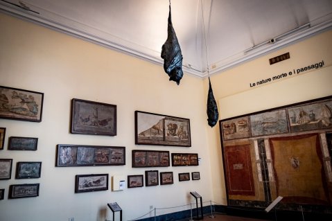 napoli_mann_sculture-pipistrello-di-ryan-mendoza_foto-valentina-cosentino