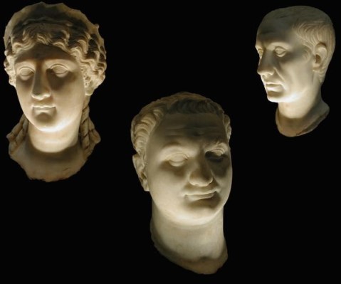 pantelleria_aeroporto_mostra-reperti-archeologici_teste-di-pantelleria_foto-regione-siciliana