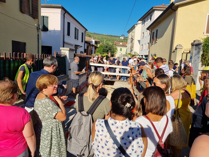 verona_montorio_presentazione-finale-mosaico_residenti-e-curiosi_foto-graziano-tavan
