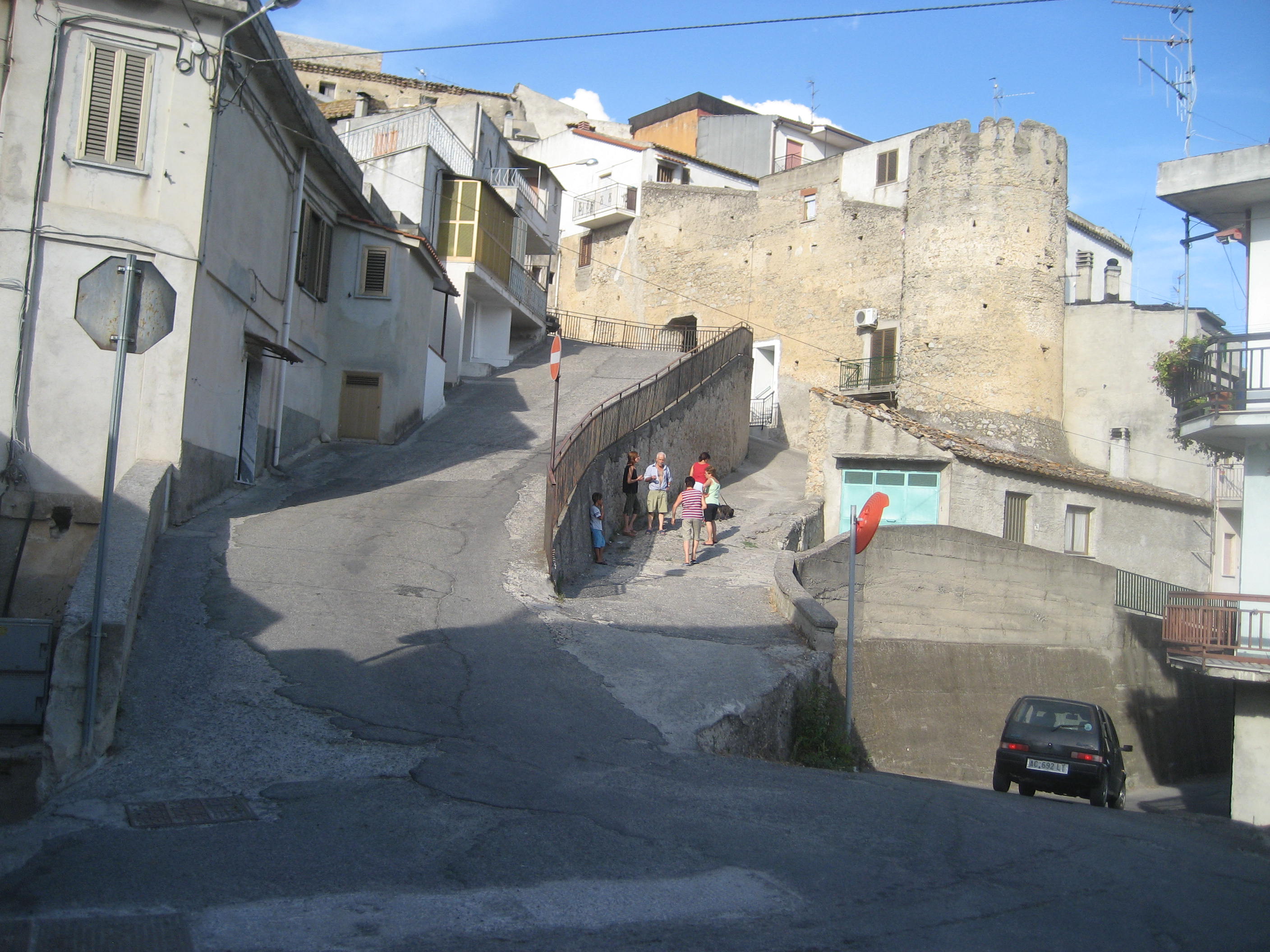 monasterace_Mura_esterne_al_castello