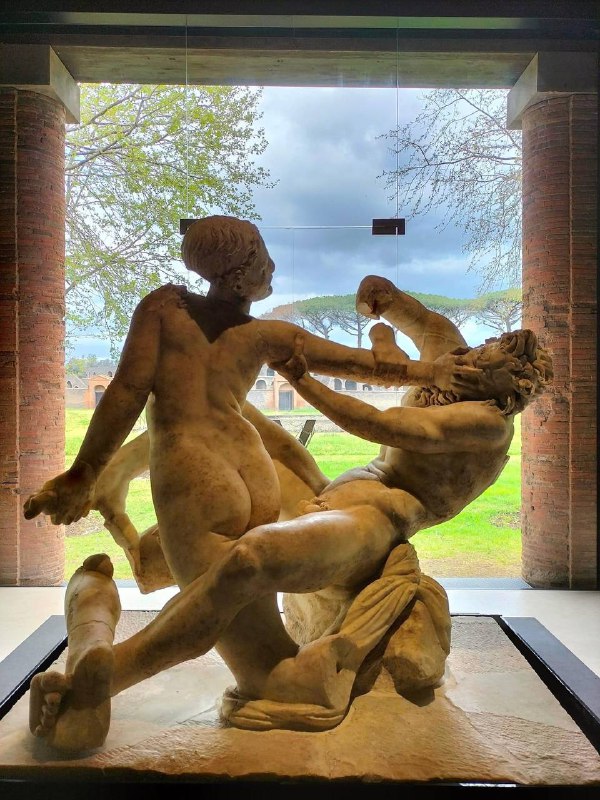 pompei_palestra-grande_mostra-Arte-e-Sensualità_gruppo scultoreo ermafrodito e satiro_da-Villa A di Oplontis_foto-parco-archeologico-pompei