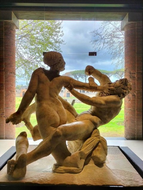 pompei_palestra-grande_mostra-Arte-e-Sensualità_gruppo scultoreo ermafrodito e satiro_da-Villa A di Oplontis_foto-parco-archeologico-pompei