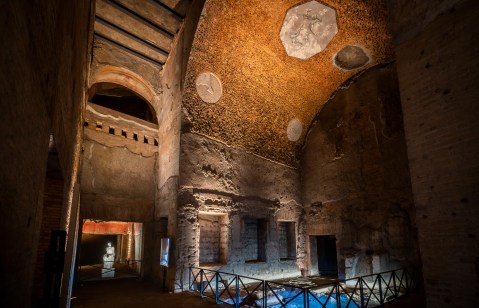 roma_domus-aurea_1.-La-statua-di-Tersicore-e-il-Ninfeo-di-Ulisse-e-Polifemo_foto-Erco-illuminazione