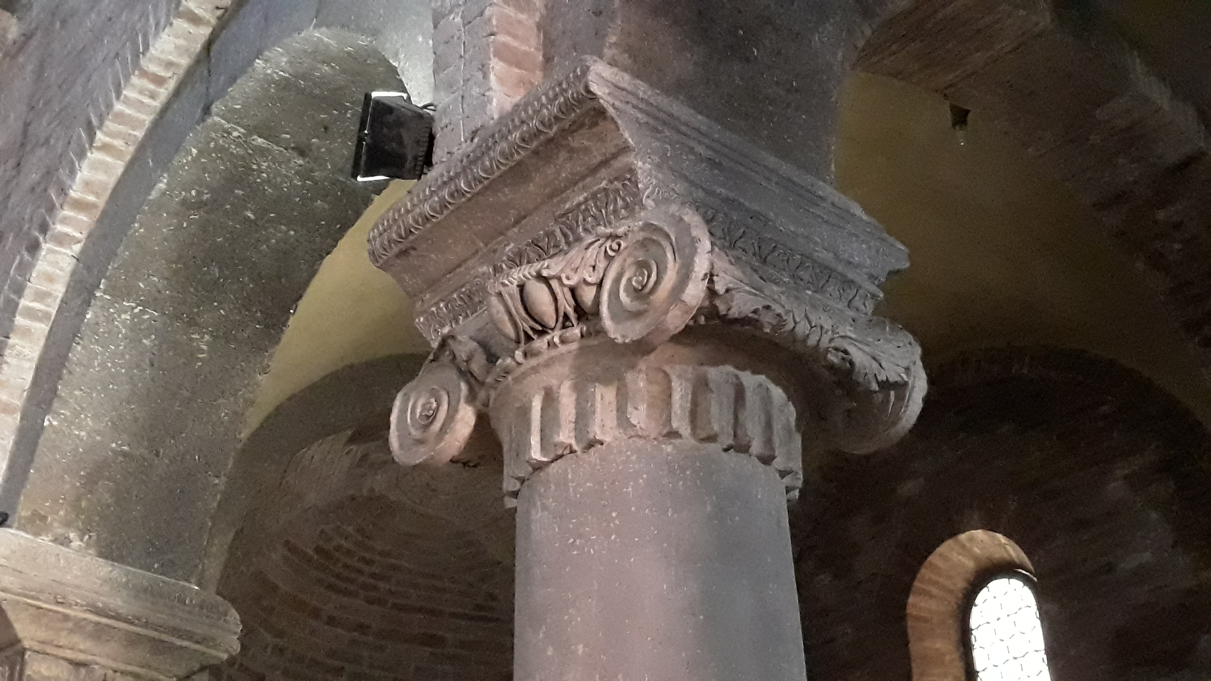 bologna_capitello-di-etò-romana-riutilizzato_foto-gabo