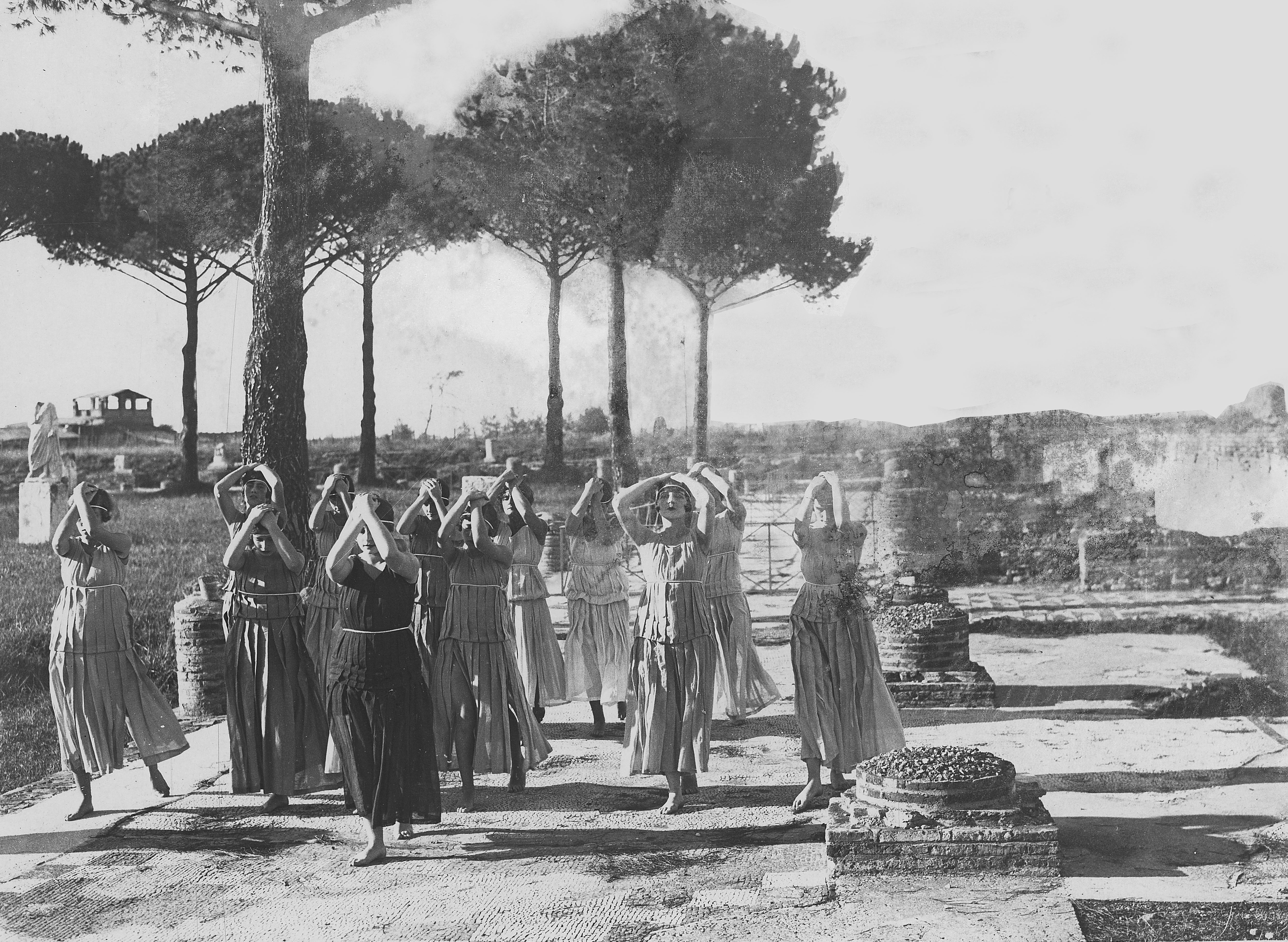 ostia-antica_parco_mostra-chi-è-di-scena_allieve della la Scuola di Danze Classiche_1927_foto-A-porry-pastorel_archivio-parco-ostia-antica