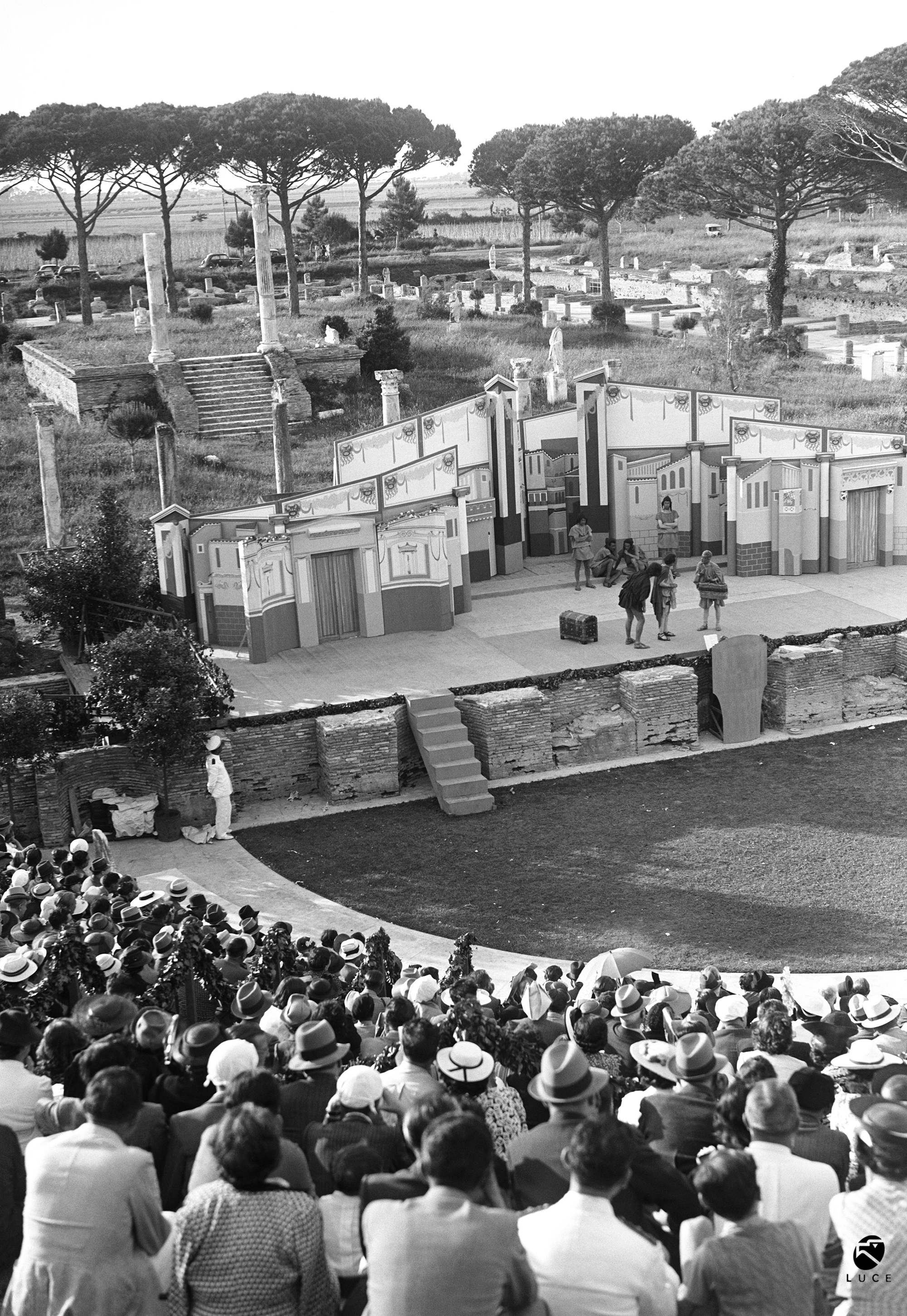 ostia-antica_parco_mostra-chi-è-di-scena_Menecmi di Plauto al Teatro Romano di Ostia antica nel 1938 (foto Archivio Luce Cinecittà)