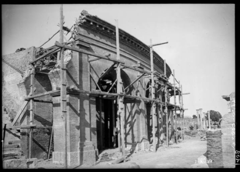 ostia-antica_parco_teatro_ricostruzione-facciata_1939_foto-archivio-parco-archeologico-ostia-antica