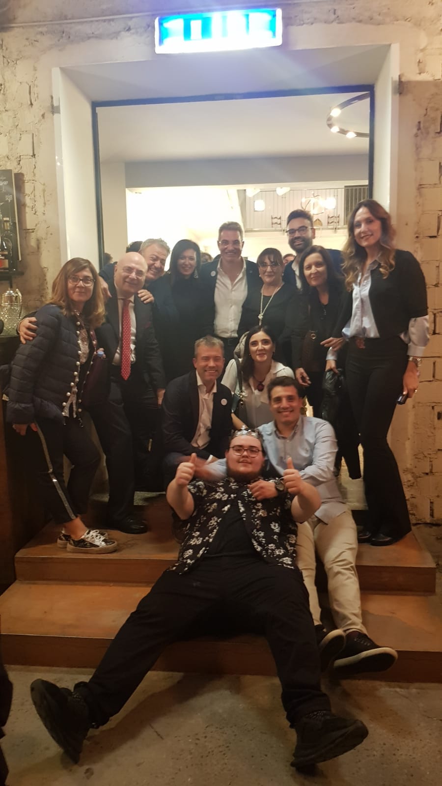 pompei_ragazzi-in-tournee-a-bologna-con-uccelli_gruppo_foto-parco-pompei