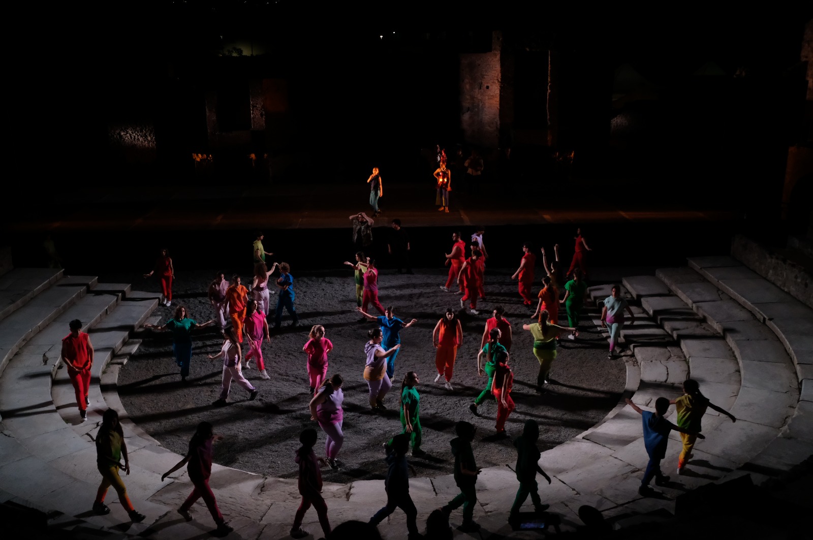 pompei_teatro-grande_Sogno di Volare_uccelli_ragazzi-di-pomepi_foto-parco-archeologico-pompei