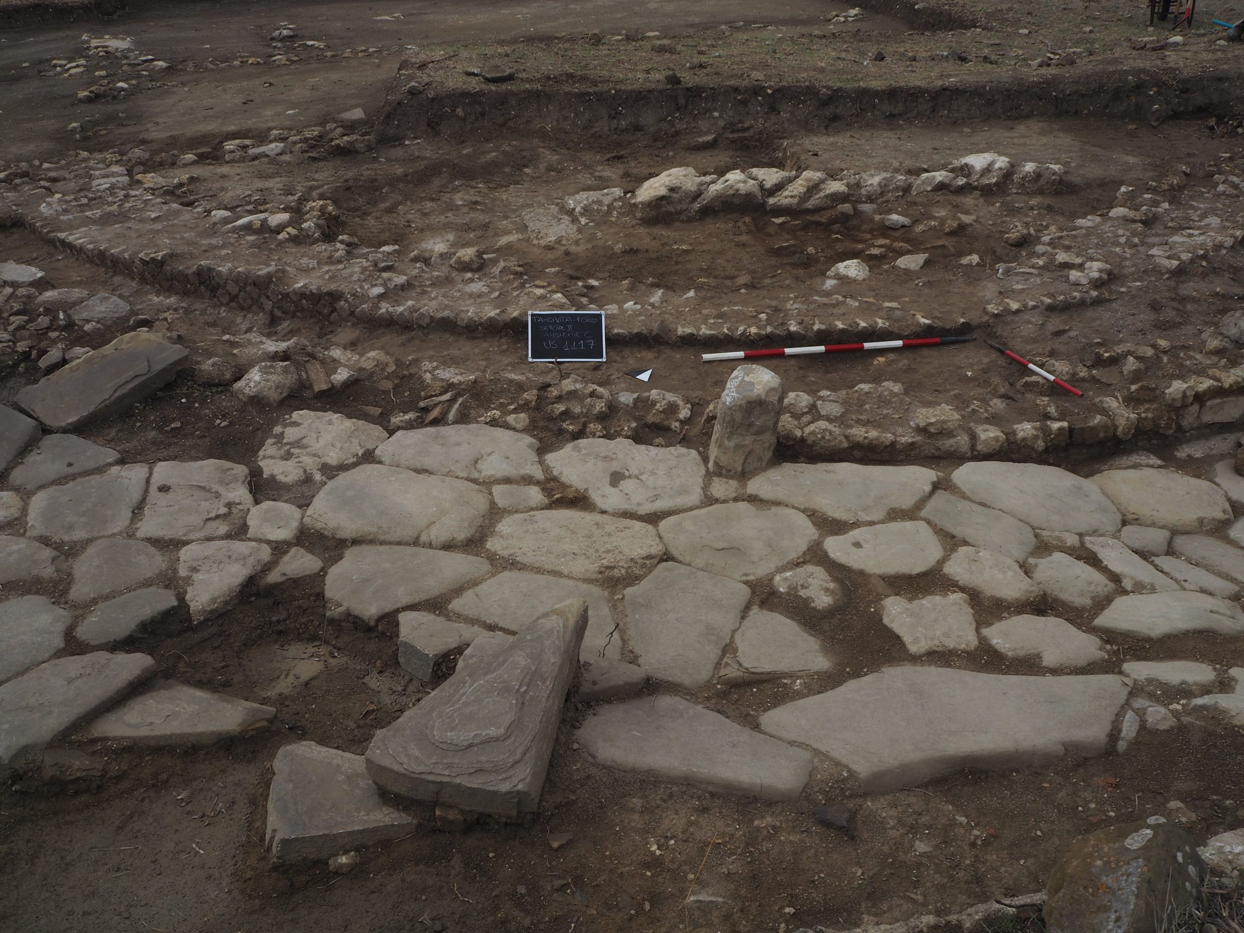 tarquinia_univr_strada-basolata-ed-emiciclo-a-ridosso-del-foro_foto-univr