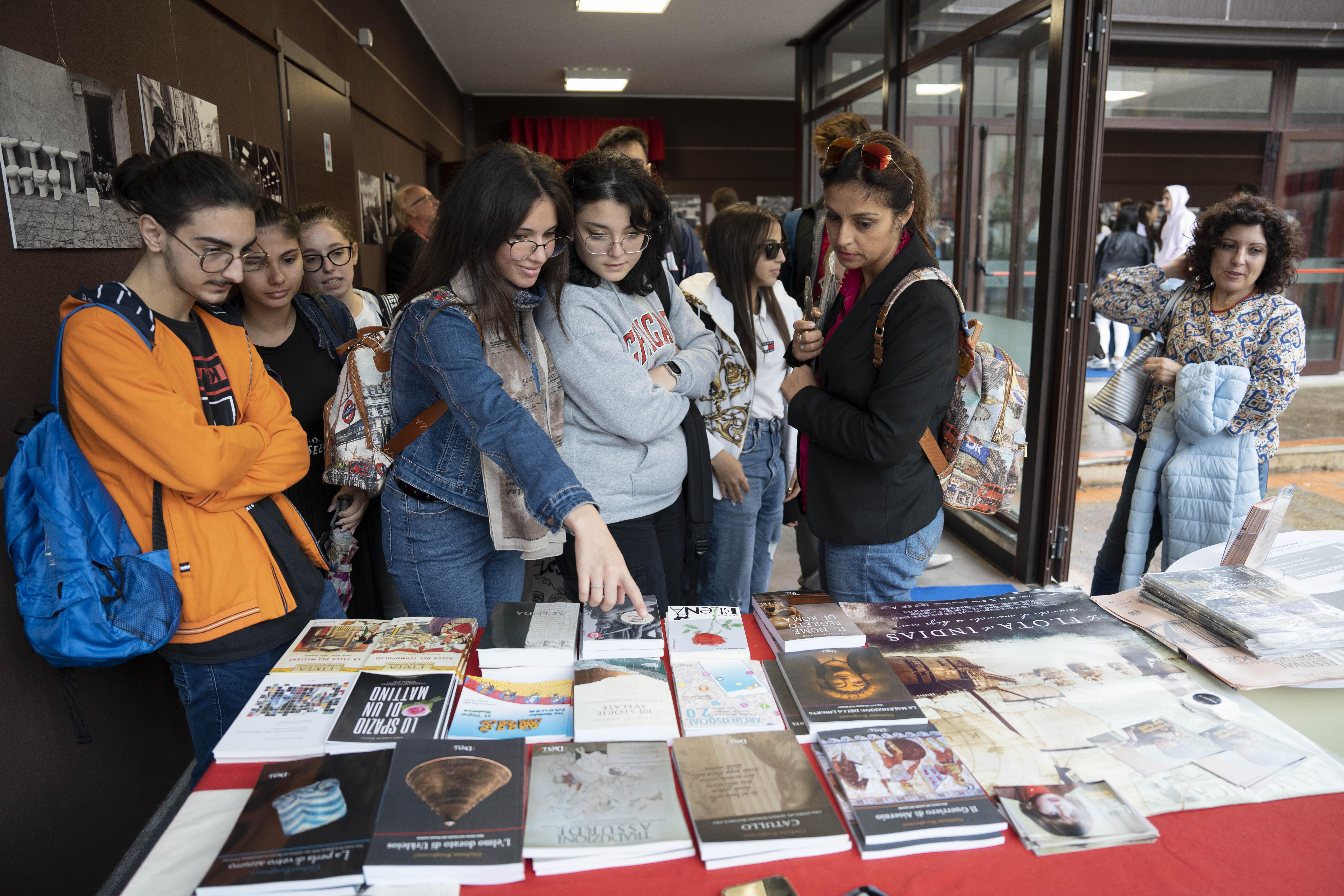 licodia_08_desk e bookshop_foto-rica