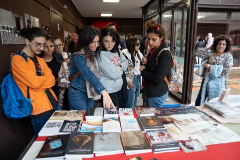licodia_08_desk e bookshop_foto-rica