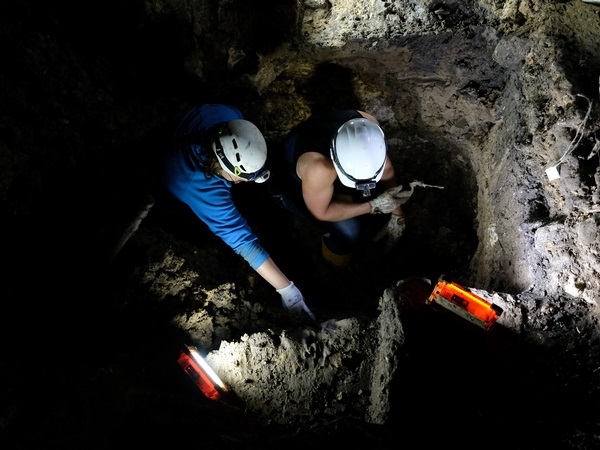 sant-anna-d-alfaedo_grotta-di-veja_scavo-unive_discussione-sulla-metodologia-di-scavo_foto-di-Massimo-Arvali_unive