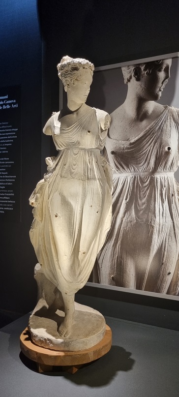 vetulonia_archeologico_mostra-a-tempo-di-danza_la-prima-sala_danzatrice-di-canova_foto-graziano-tavan