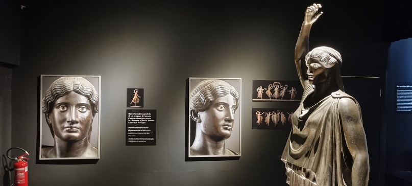 vetulonia_archeologico_mostra-a-tempo-di-danza_la-prima-sala_dialogo-statue-foto-di-spina_foto-graziano-tavan