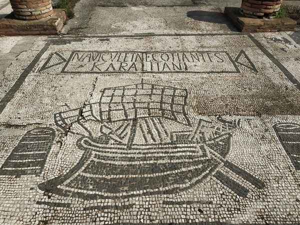 ostia-antica_parco_piazzale-delle-corporazioni_naviculari et negotiantes Karalitani_foto-parco-ostia-antica