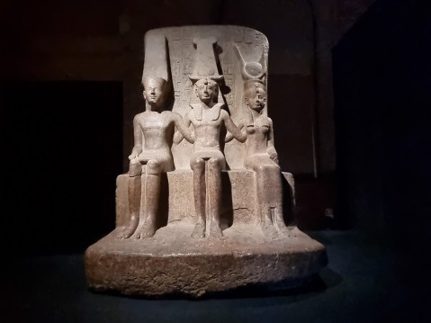 vicenza_basilica_mostra-i-creatori-dell-egitto-eterno_ramses-II-tra-amon-e-mut_foto-graziano-tavan