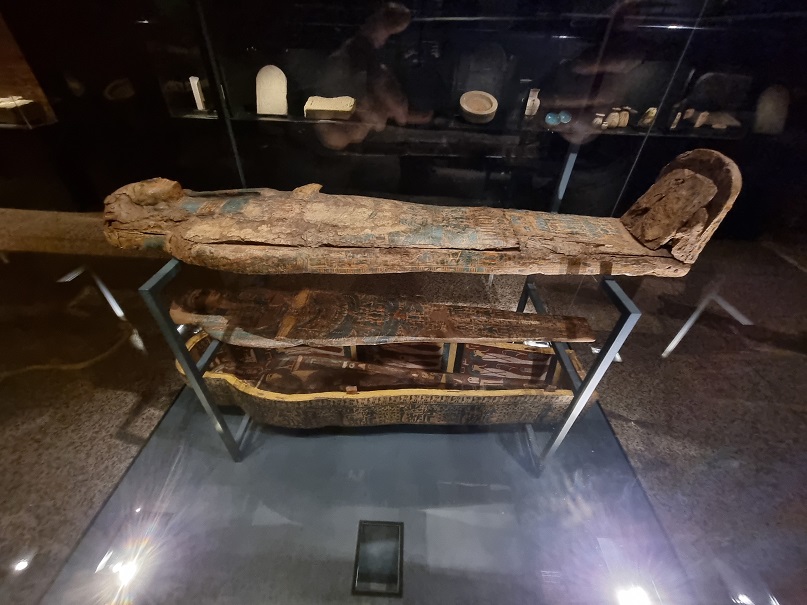 vicenza_basilica_mostra-i-creatori-dell-egitto-eterno_sarcofago-giallo-femminile_foto-graziano-tavan