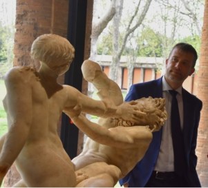 pompei_mostra-arte-e-sensualità_zuchtriegel_accanto-a-gruppo-satiro-con-ermafrodito-da-oplontis_foto-parco-archeologico-pompei