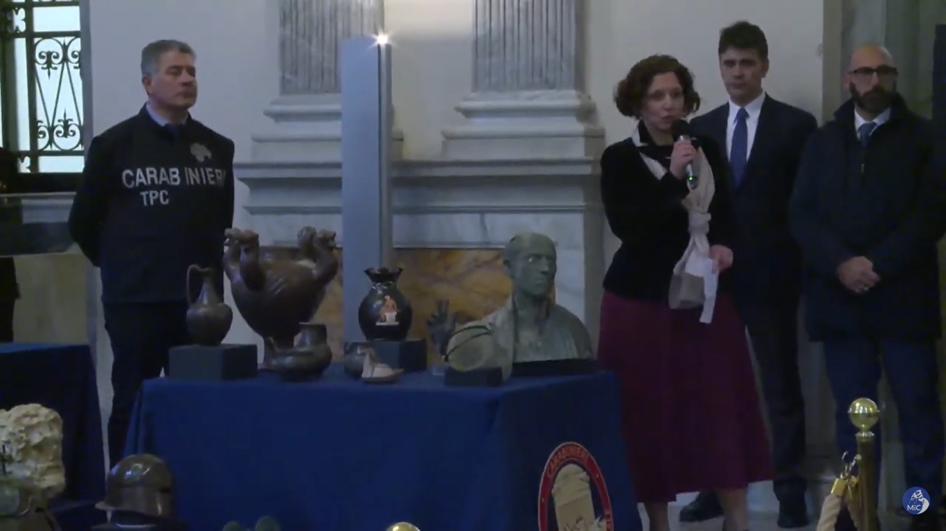 roma_ministero_presentazione-reperti-provenienti-dagli-usa_archeologa-federica-pitzalis_foto-mic