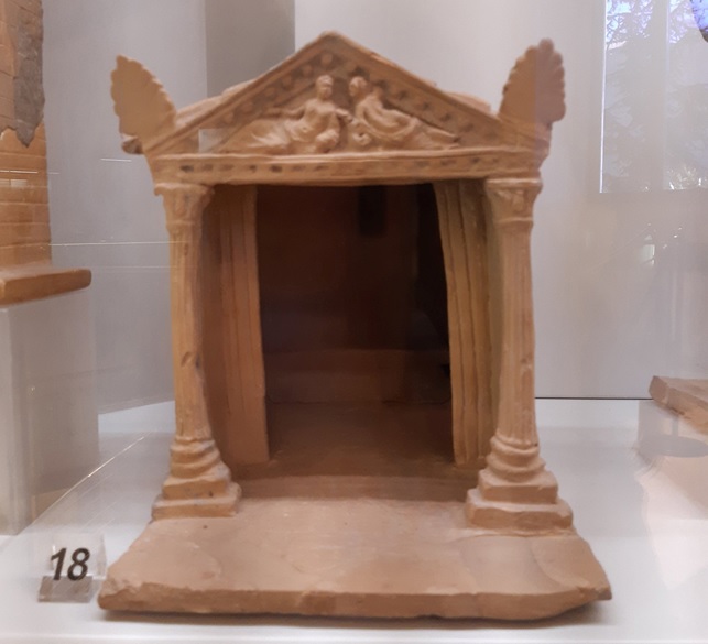 roma_villa-giulia_tempietto-votivo_da-vulci_foto-etru