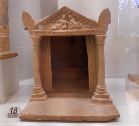 roma_villa-giulia_tempietto-votivo_da-vulci_foto-etru