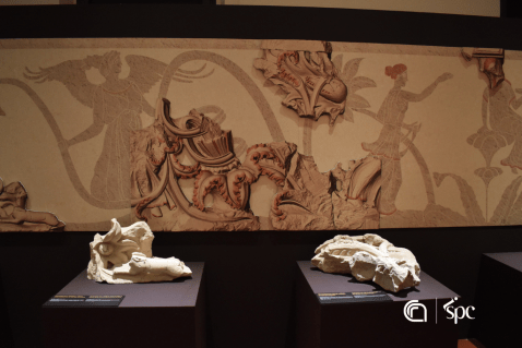 taranto_archeologico_mostra-athenaion_ricostruzione-fregio-a-girali_foto-cnr-ispc