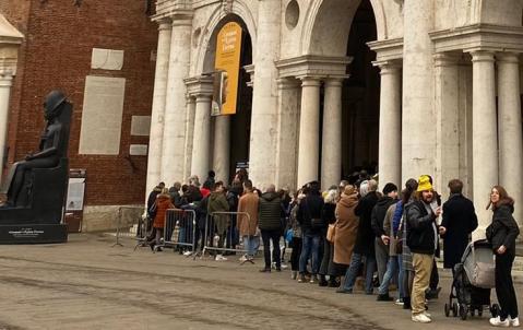 vicenza_basilica_mostra-i-creatori-dell-egitto-eterno_coda-visitatori_foto-comune-vi