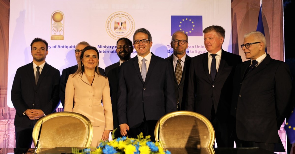 egitto_cairo_museo-egizio_presentazione-progetto-Ue_foto-di-gruppo_con-ministro-el-enani_foto-ministry-of-tourism-and-antiquities