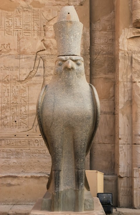 egitto_edfu_tempio_statua-di-horus-falco_foto-andrés-dallimonti_unsplash