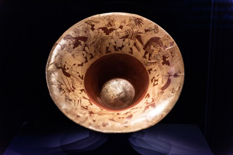 milano_mudec_mostra-machu-picchu-e-gli-imperi-d-oro-del-peru_ciotola-con-episodi-epica-di-ai-apaec_foto-mudec