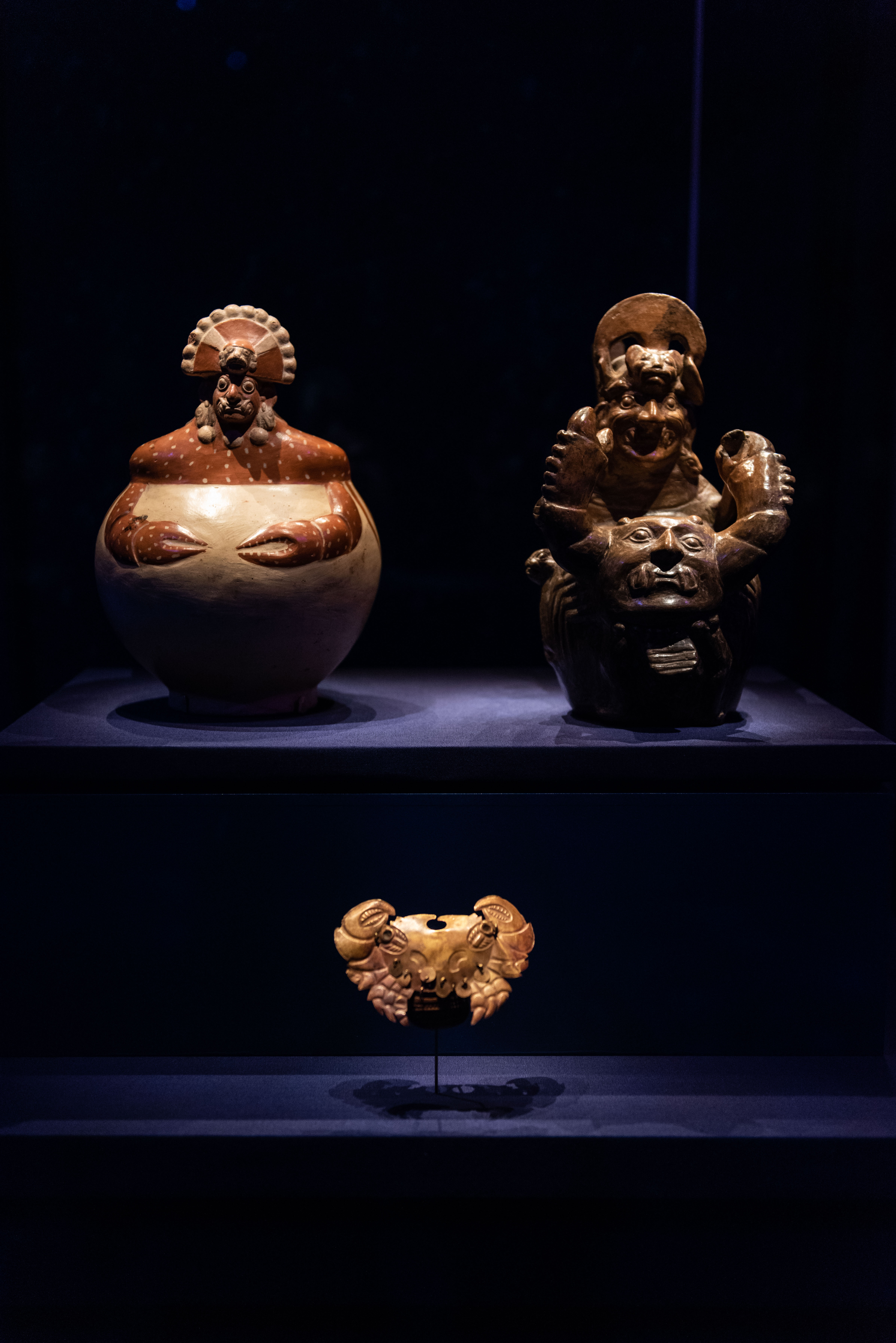 milano_mudec_mostra-machu-picchu-e-gli-imperi-d-oro-del-peru_vasi-con-ai-apaec-a-forma-di-granchio_foto-mudec