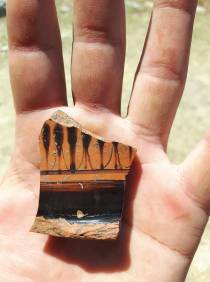 muro-leccese_scavo-archeologico_campagna-2019_frammento-cratere-greco_foto-dgapab