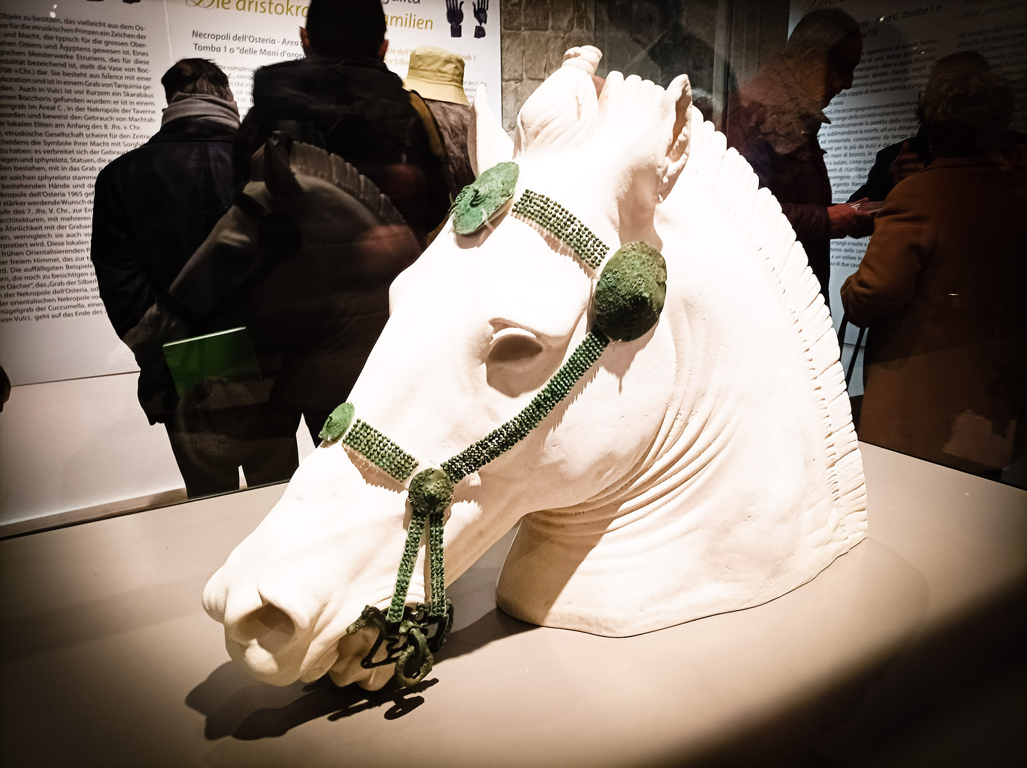 viterbo_rocca-albornoz_mostra-sfingi-leoni-mani-d-argento_briglie-di-cavallo_foto-drm-lazio