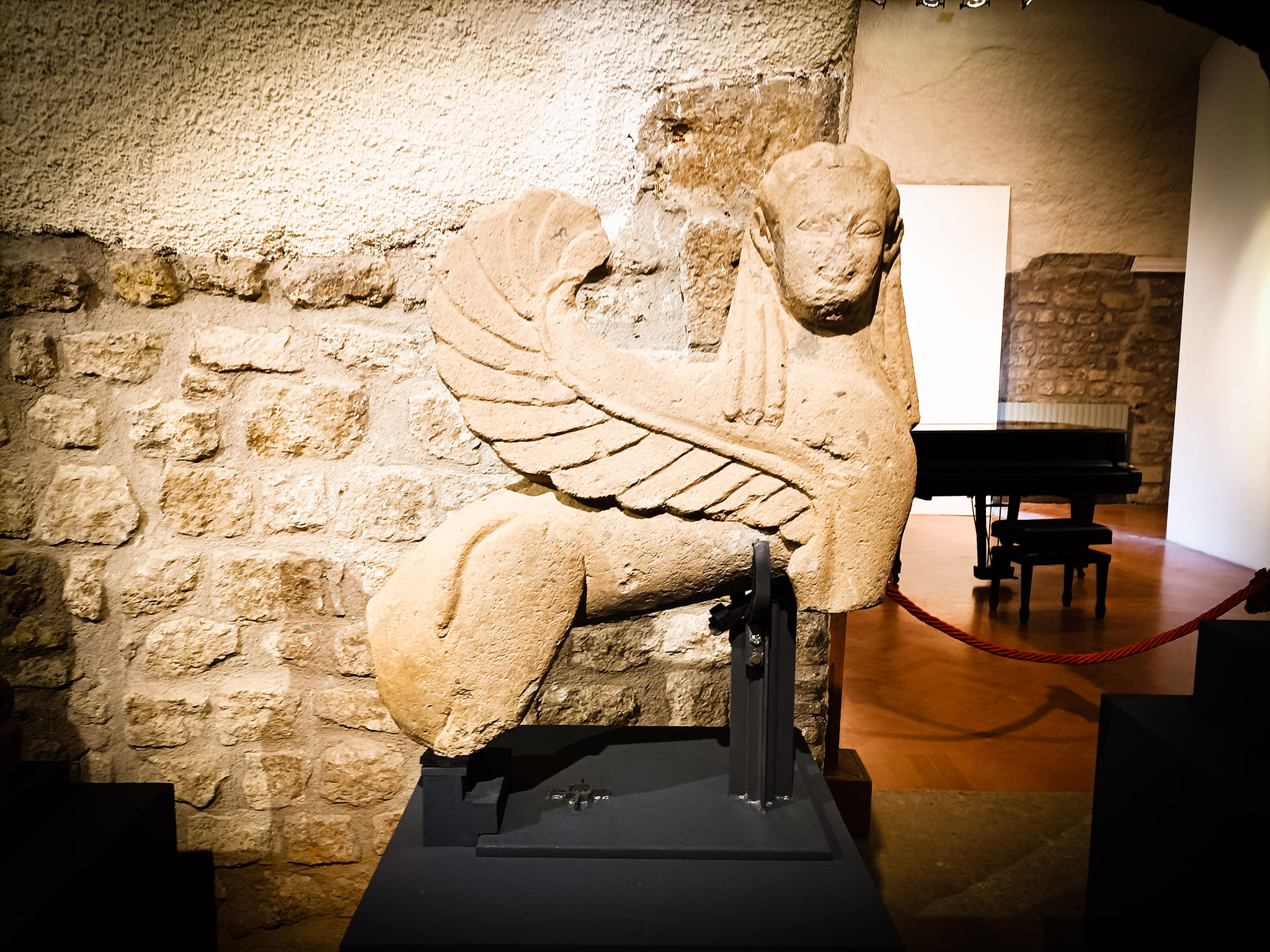viterbo_rocca-albornoz_mostra-sfingi-leoni-mani-d-argento_sfinge_foto-drm-lazio
