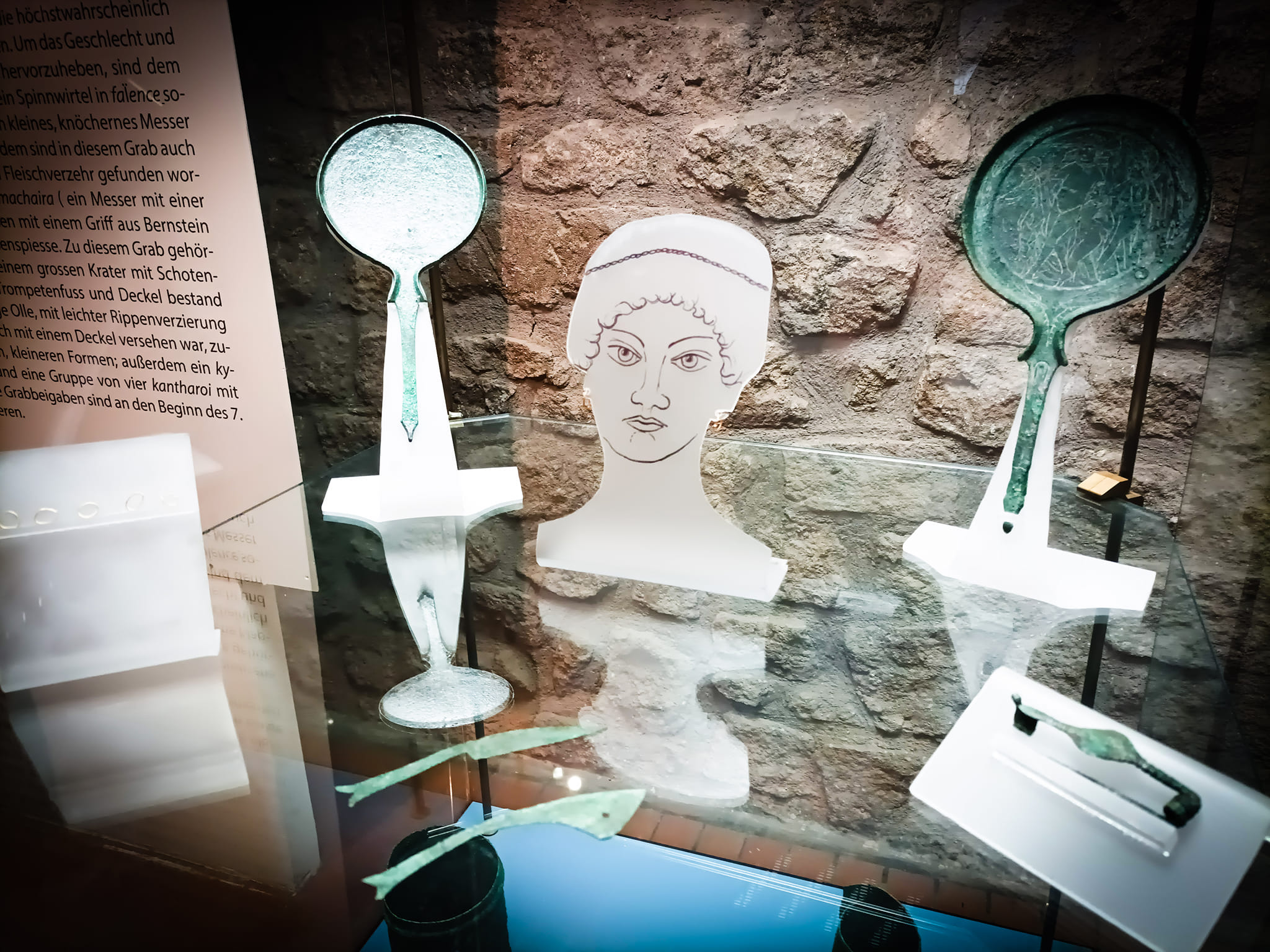 viterbo_rocca-albornoz_mostra-sfingi-leoni-mani-d-argento_specchi-etruschi_foto-drm-lazio