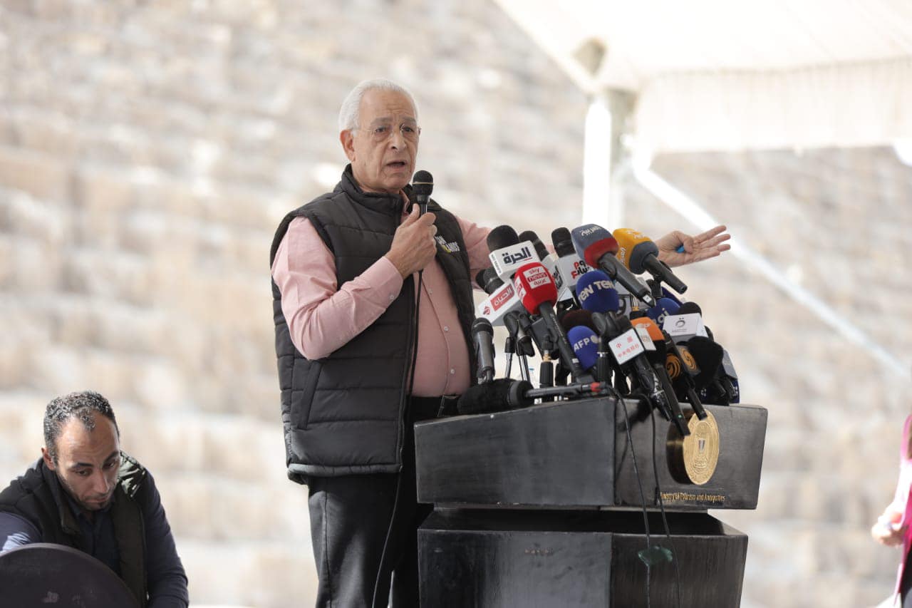 egitto_giza_piramide-di-cheope_scoperto-nuovo-corridoio_ministro-Hani-Hilal_foto-ministry-of-tourism-and-antiquities