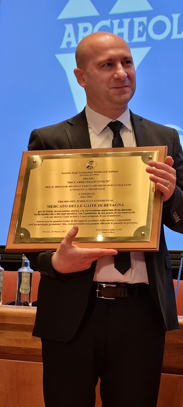 firenze_tourismA-2023_consegna-X-premio-francovich_podestà-con-targa_foto-graziano-tavan