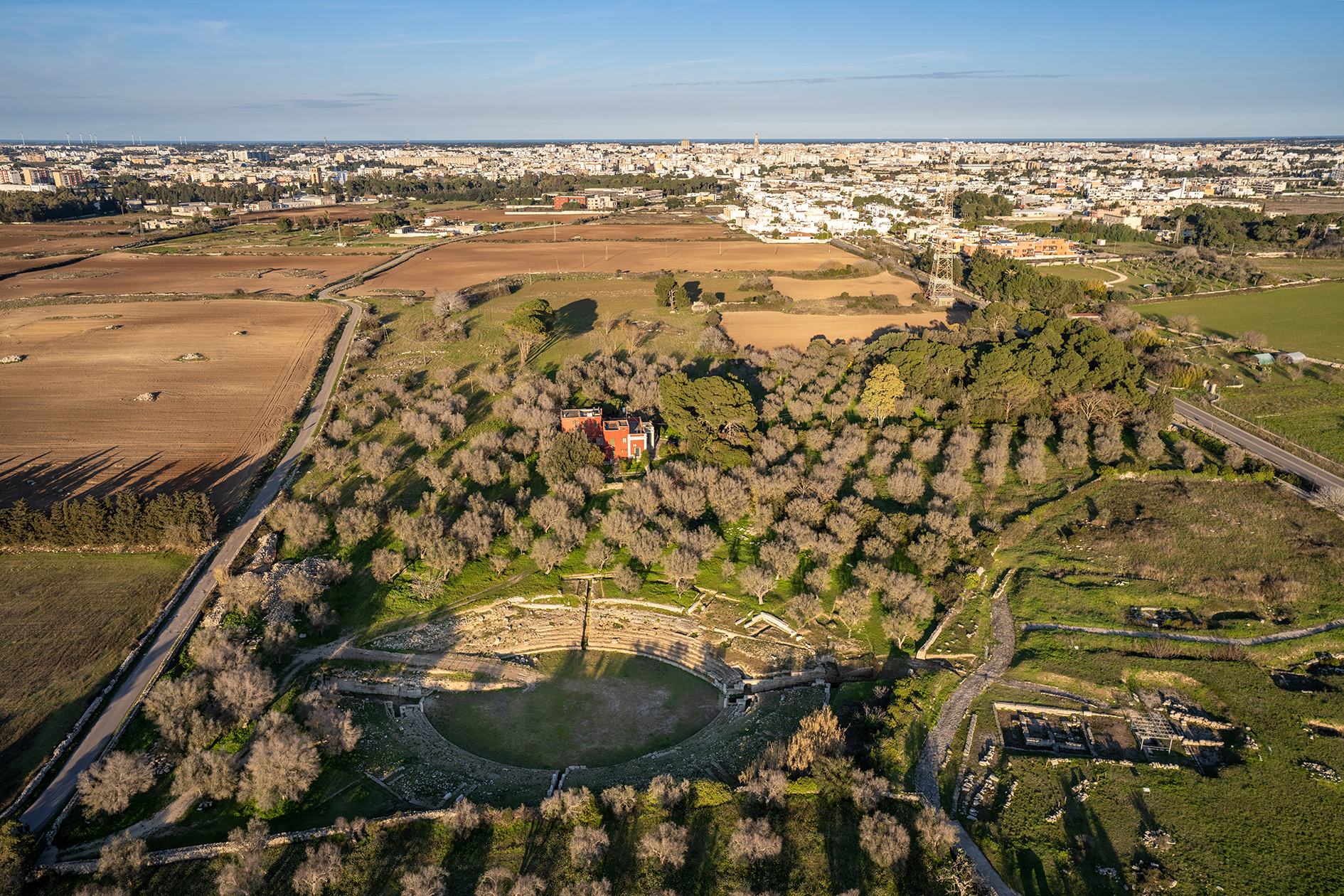 lecce_area-archeologca-rudiae_Ripresa aerea anfiteatro-paesaggio_foto-mic