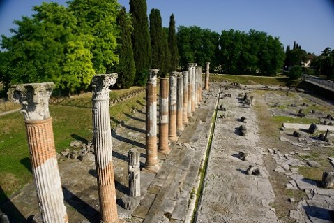 libro_aquileia-una-guida_incentro_colonne-del-foro_foto-aerea-g-baronchelli
