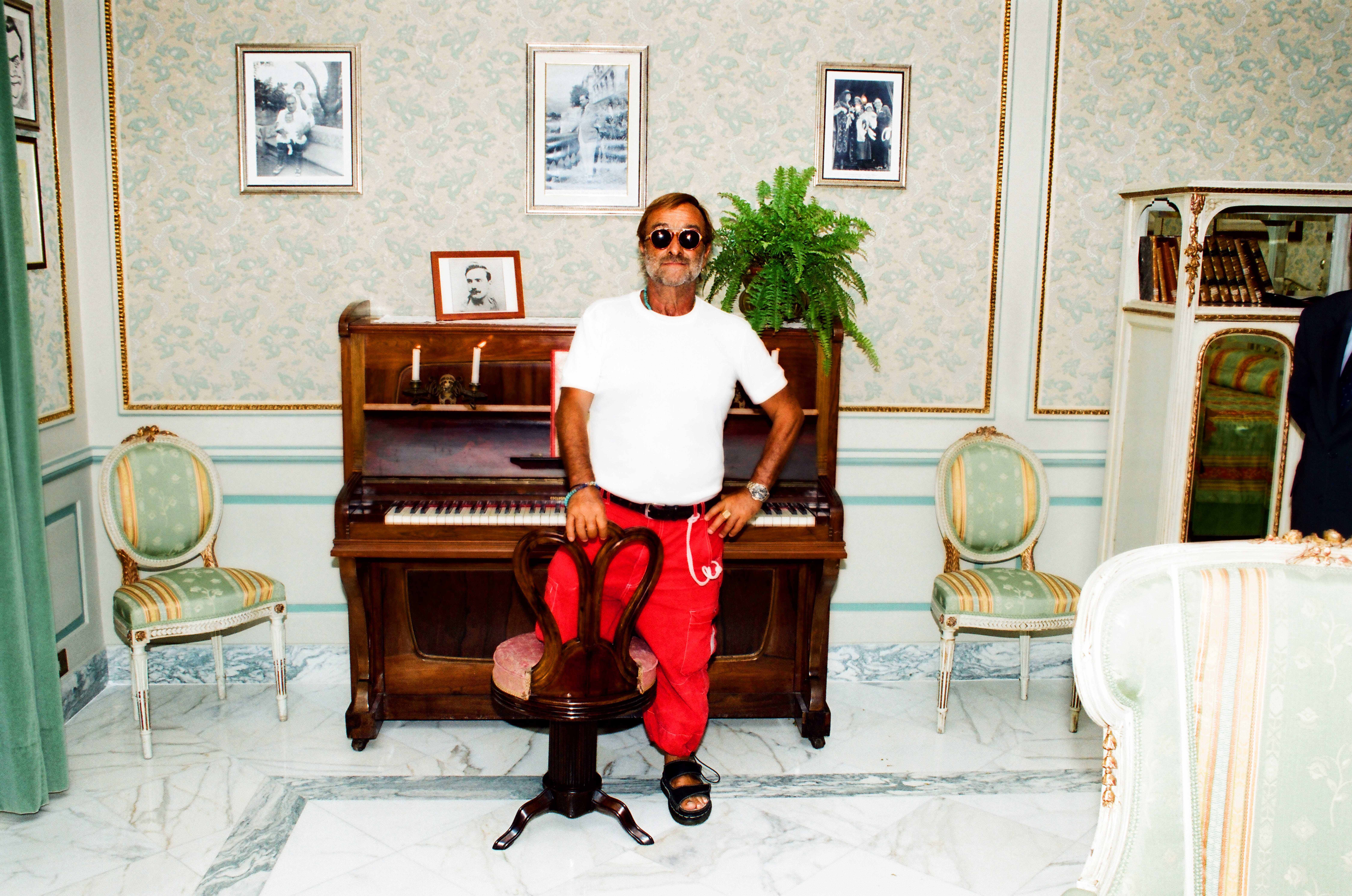 napoli_mann_mostra-luico-dalla_suite-One-of-a-Kind-Enrico-Caruso_Grand-Hotel-Excelsior-Vittoria_Sorrento_foto-mann