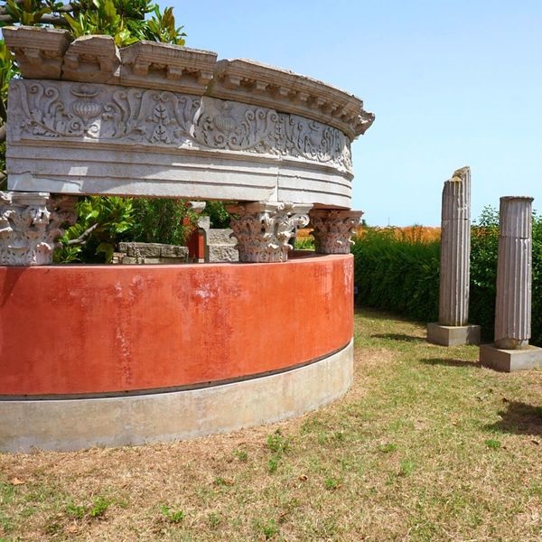 altino_giardino-ex-museo_elementi-architettonici-da-grande-mausoleo_foto-drm-altino