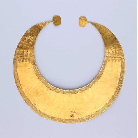 capo-si-ponter_museo-valle-camonica_mostra-sotto-lo-stesso-sole_lunula-d-oro-dal-british-museum_foto-drm-lombardia
