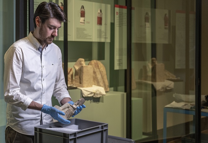 torino_egizio_laboratorio-studioso_statua-stelofora-neferhebef_alessandro-girardi_foto-museo-egizio