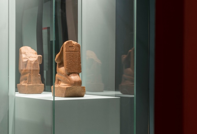 torino_egizio_laboratorio-studioso_statua-stelofora-neferhebef_foto-museo-egizio