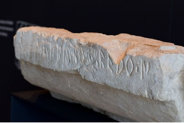 altino_archeologico_cornice-d-altare_frammento-con-iscrizione_1_foto-drm-veneto