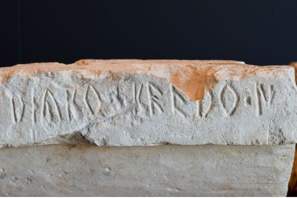 altino_archeologico_cornice-d-altare_frammento-con-iscrizione_2_foto-drm-veneto