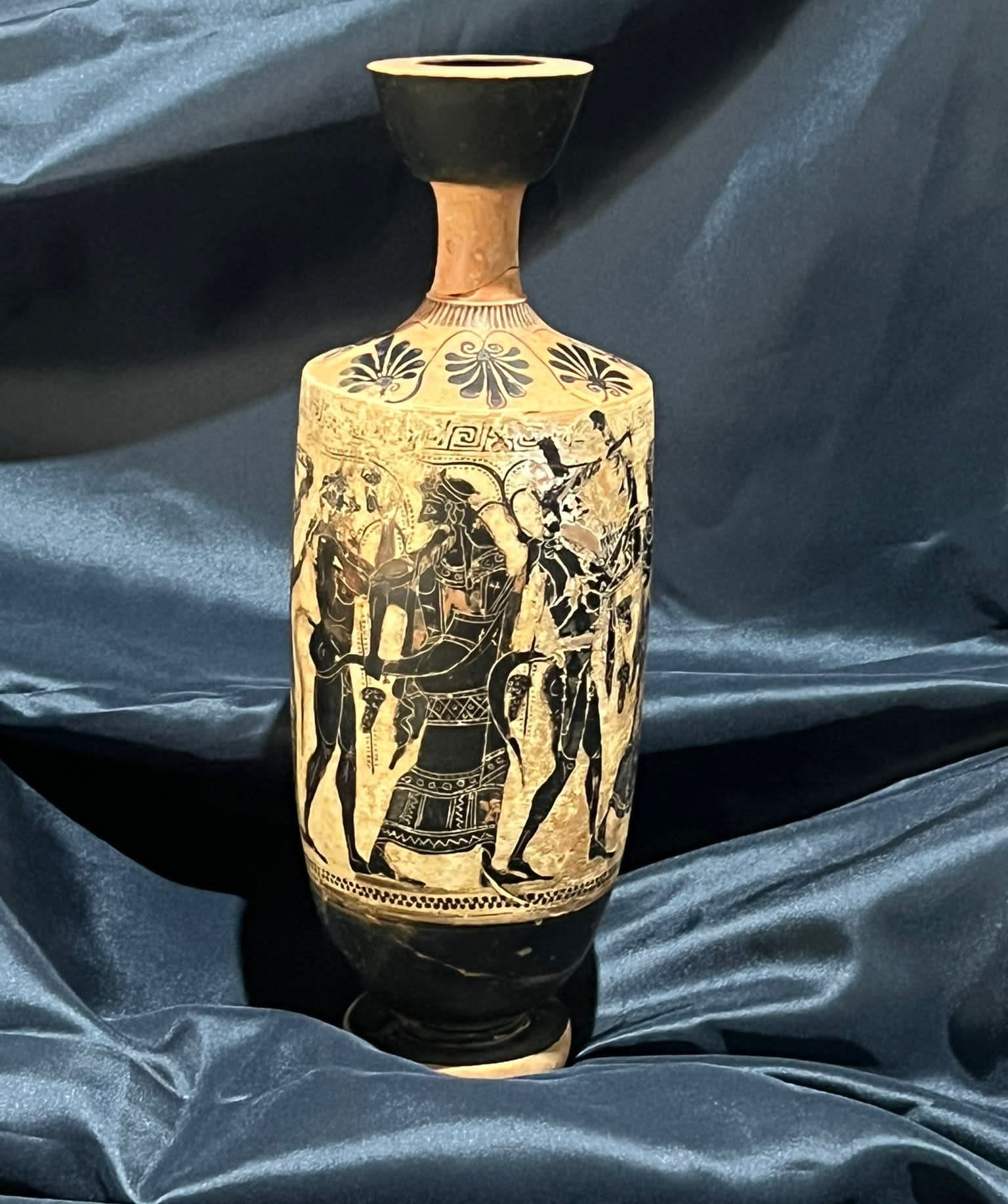 crotone_carabinieri_restituzione-reperti-archeologici_lekythos-attica_foto-drm-calabria