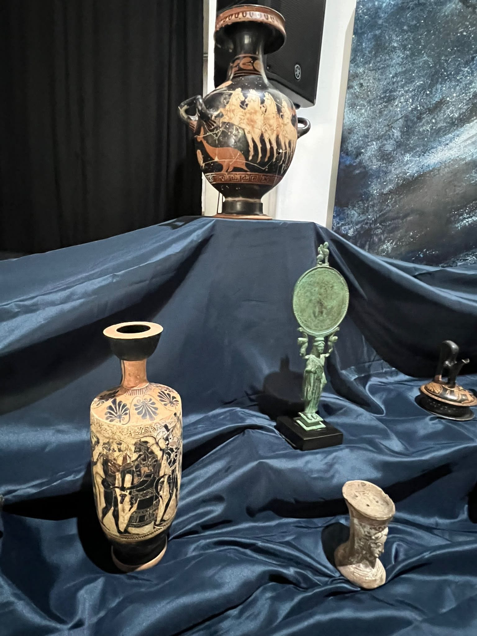 crotone_carabinieri_restituzione-reperti-archeologici_specchio-in-bronzo_foto-drm-calabria